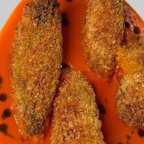 Сардины в панировке с вялеными томатами и моцареллой и соусом из печеной паприки