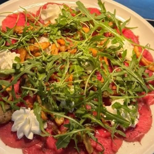 Карпаччо из говядины с вешенками фри и соусом крем-чиз