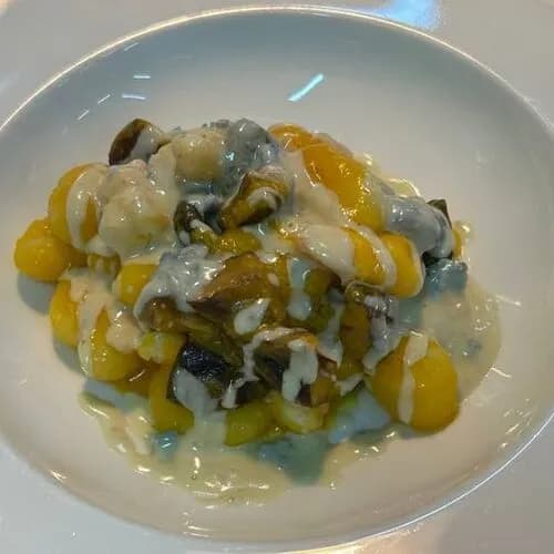 Ньокки с креветками, шиитаке, горгонзолой и кремом из тыквы