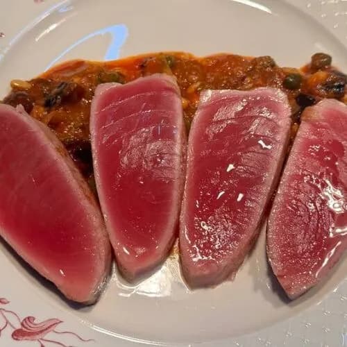 Тальятта из тунца с овощной капонатой