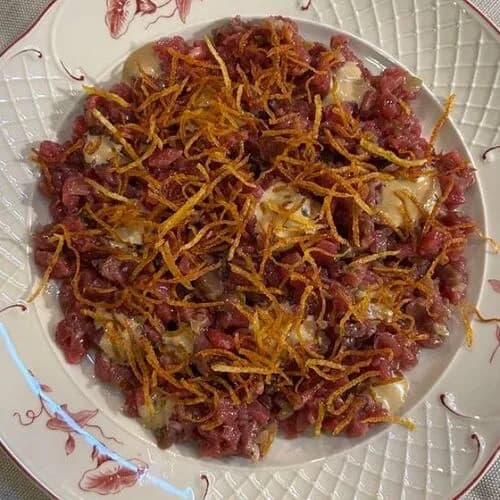 Тартар из говядины с соусом из черного чеснока и картофелем пай