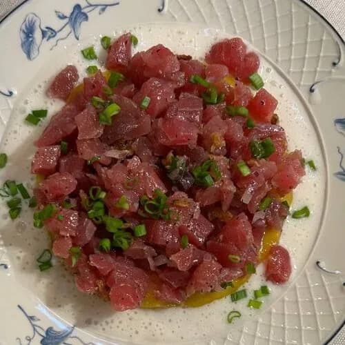 Тартар из тунца с луком, чатни из манго и кокосовым молоком