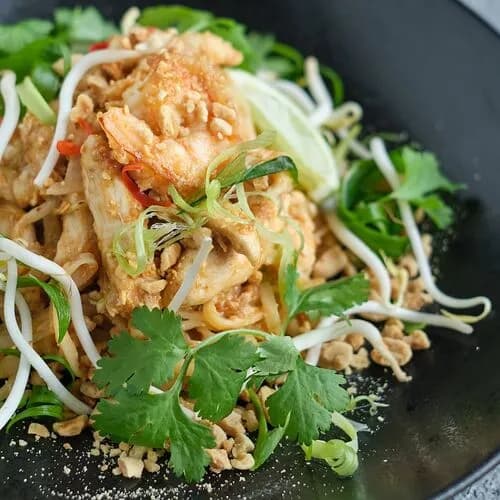 Рисовая лапша Пад тай с креветками и курицей