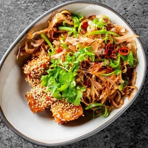 Удон с цыпленком, овощами, соусом Сладкий чили и бонито