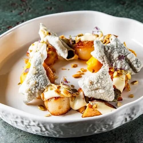 Гребешок с тыквенным муссом и грибами эринге