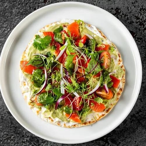 Роти с лососем, авокадо и сыром лабне