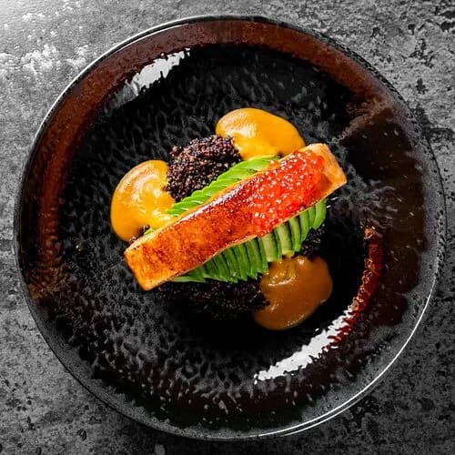 Лосось с киноа, авокадо и морковью кимчи