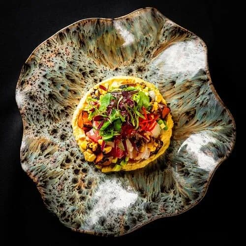 Тирадито с гребешком, тигровой креветкой и розовым тунцом