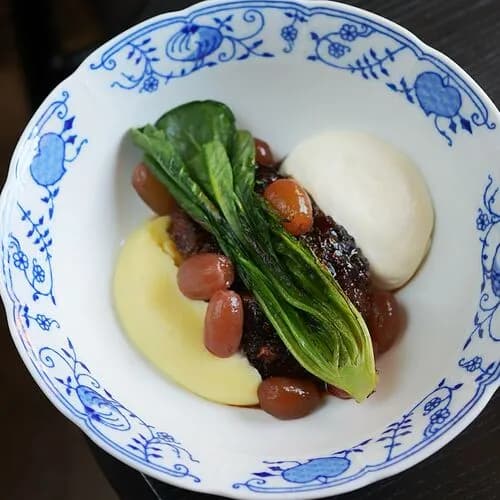 Говядина с картофельным пюре и виноградом