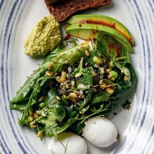 Зеленый салат, бобы эдамаме с яйцом пашот