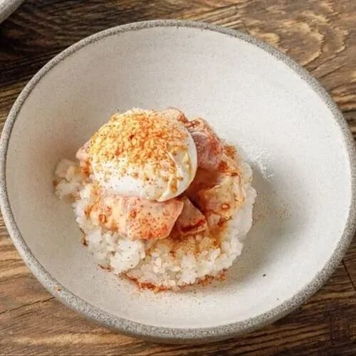 Rice bowl тунец, яйцо пашот, шичими