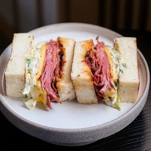 Катсу сандоз с пастрами и спайси соусом