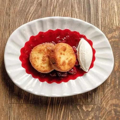 Сырники с вишневым джемом и крем-фреш