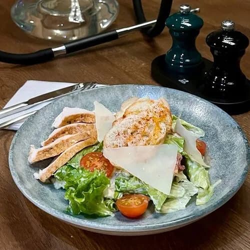 Салат Цезарио с куриной грудкой
