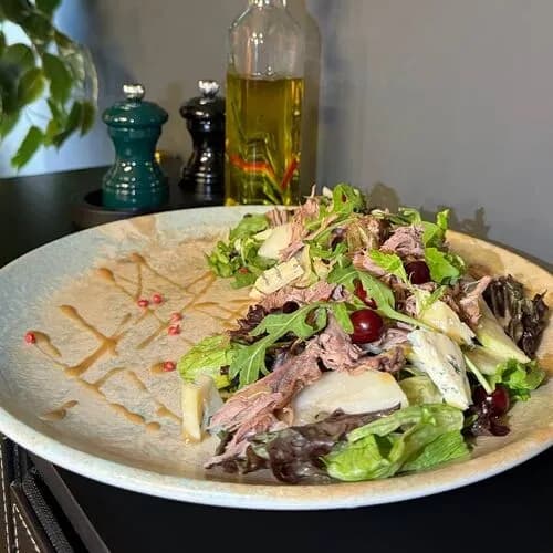 Салат из утки конфи с клюквой