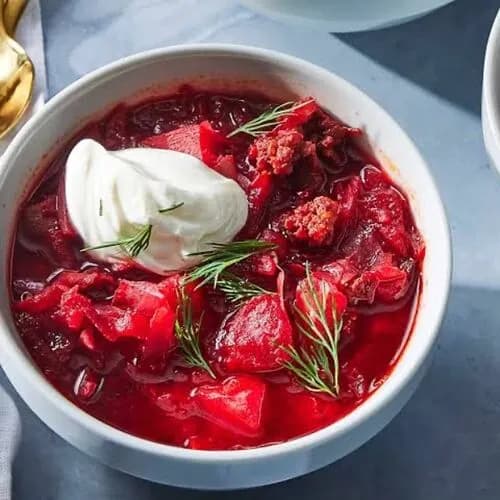 Борщ домашний с мясом и сметаной