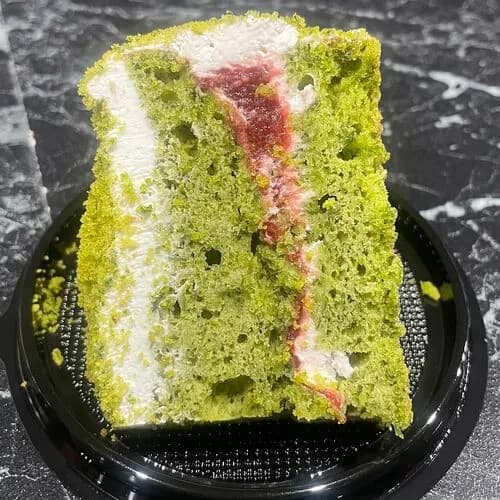 Торт шпинатный с малиново-клубничным конфи