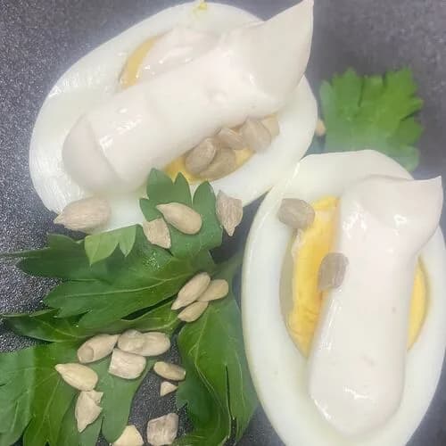 Яйцо под майонезом