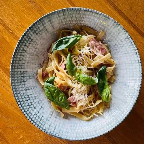 Тальятелле с беконом и соус карбонара