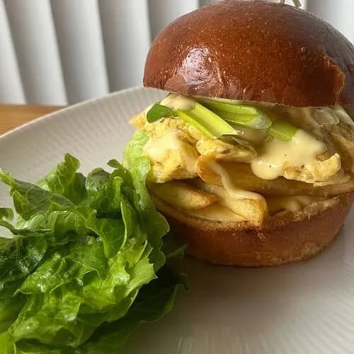 Бургер Eggslut с трюфельным соусом