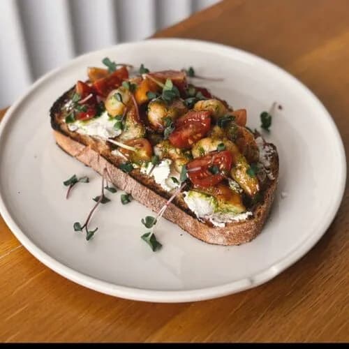 Брускетта с креветками и томатами