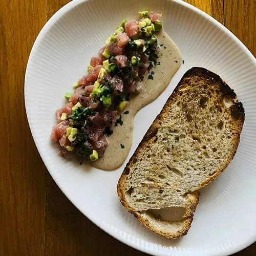 Тартар из тунца с авокадо и трюфельная паста