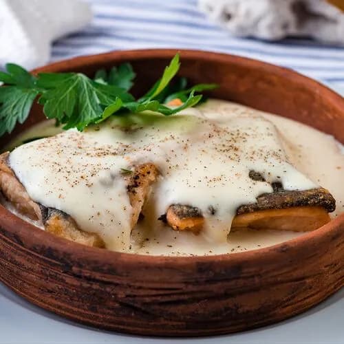 Горбуша под сливочно-сметанным соусом с чесноком