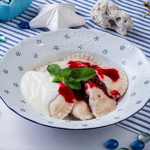 Сладкие вареники с вишней