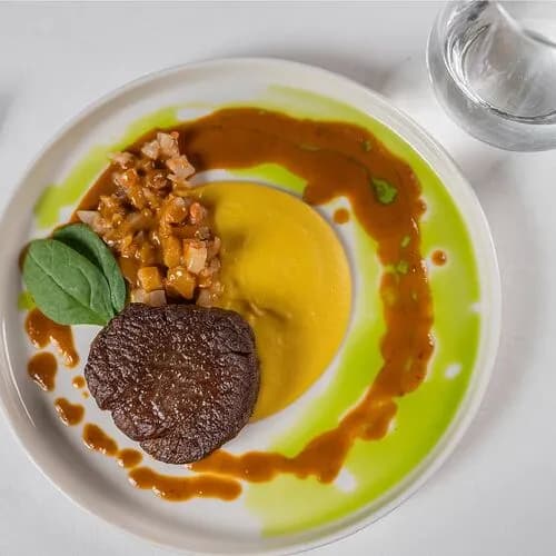 Филе говядины с креветочным берблан и кукурузным пюре