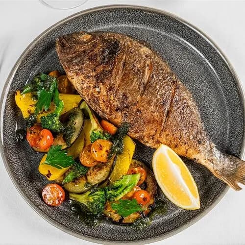 Дорадо с овощами гриль