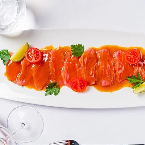 Тунец в пряном соусе с лаймом и томатами