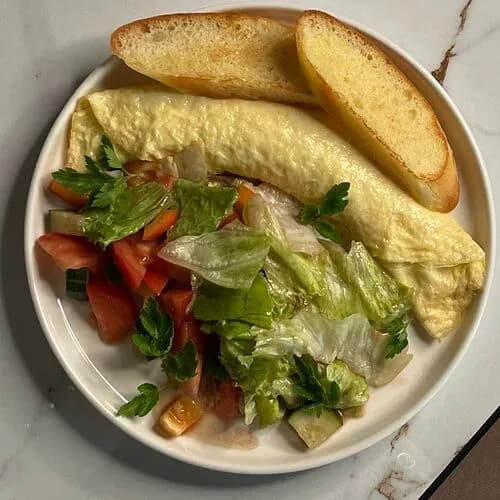 Омлет с овощным салатом