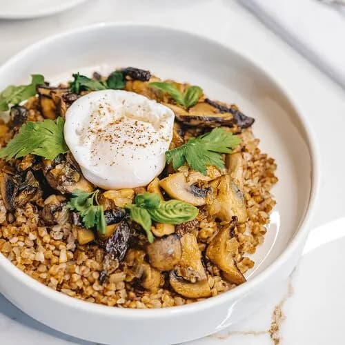 Гречневая каша с грибами и яйцом пашот