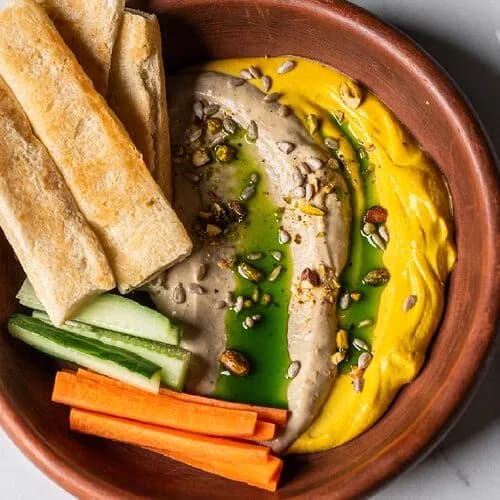 Два вида хумуса с овощными снеками