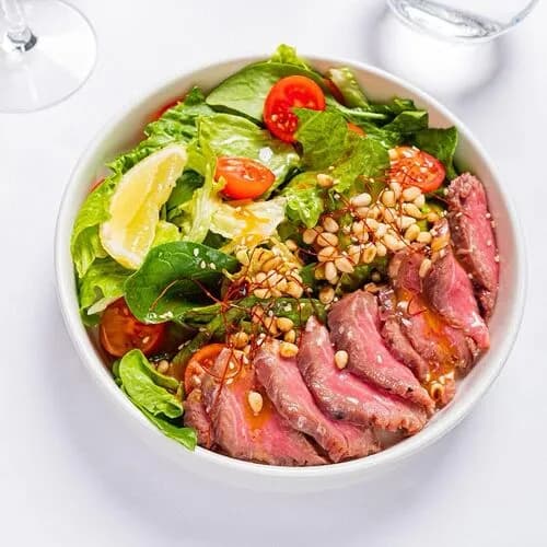 Салат с ростбифом и устричным чили соусом