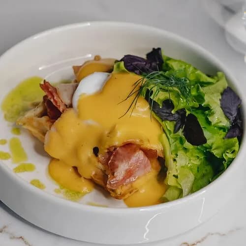 Яйцо Бенедикт с беконом на картофельной вафле