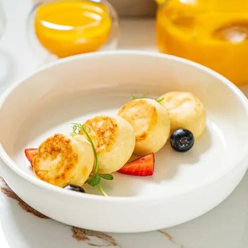 Сырники классические со сметаной и джемом