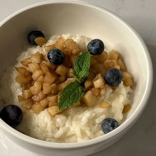 Каша рисовая с карамельными яблоками