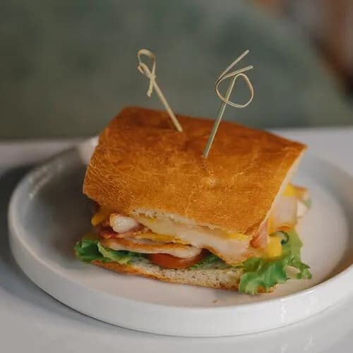 Клаб-сэндвич с индейкой и беконом