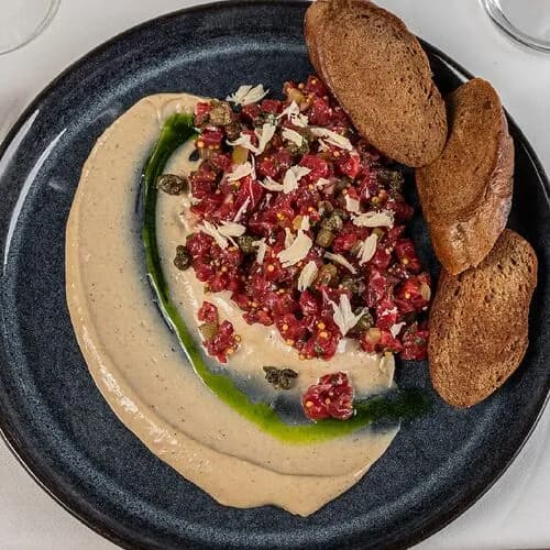 Тартар из мраморной говядины с трюфельным муссом