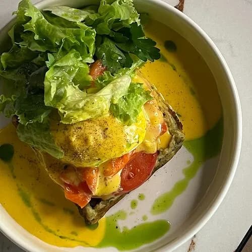 Шпинатные вафли с лососем, авокадо и яйцом пашот