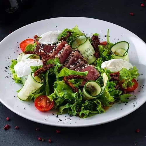 Салат с тунцом и сыром крем-чиз в цитрусово-устричном соусе