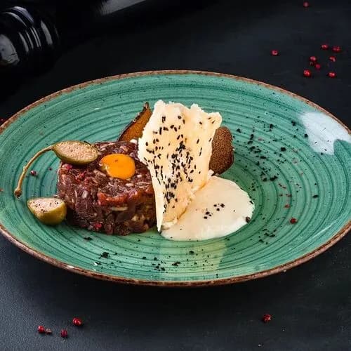 Тартар из говядины с муссом пармезан