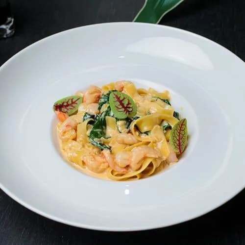 Паста с креветками и шпинатом
