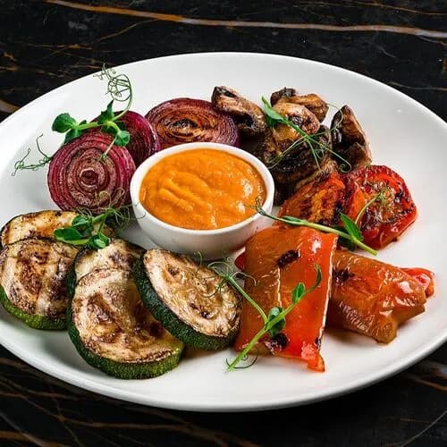 Овощи на углях с томатной сальсой