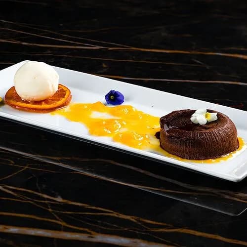 Шоколадный фондан с ванильным мороженым и цитрусовым соусом