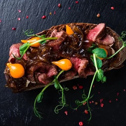 Брускетта с говядиной