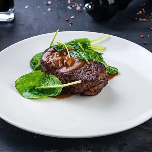 Стейк из говядины со шпинатом