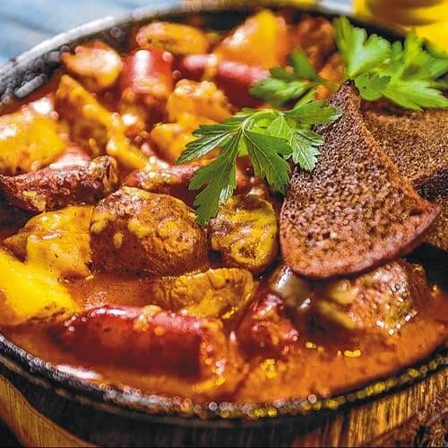 Три товарища