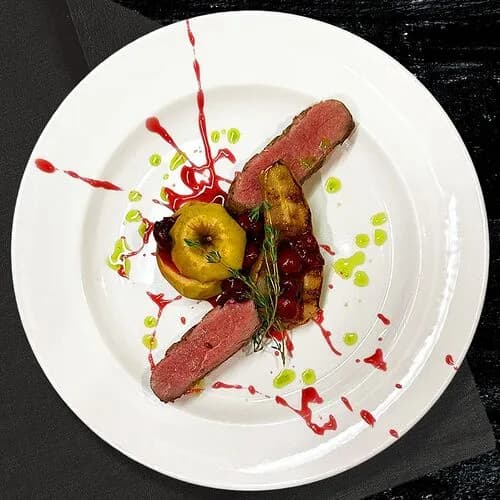 Утиное магре с печеным яблоком